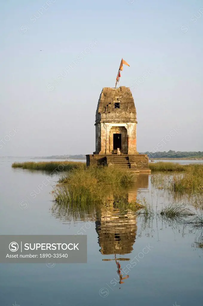 Small Hindu temple in middle of the Narmada River, Maheshwar, Madhya Pradesh state, India, Asia