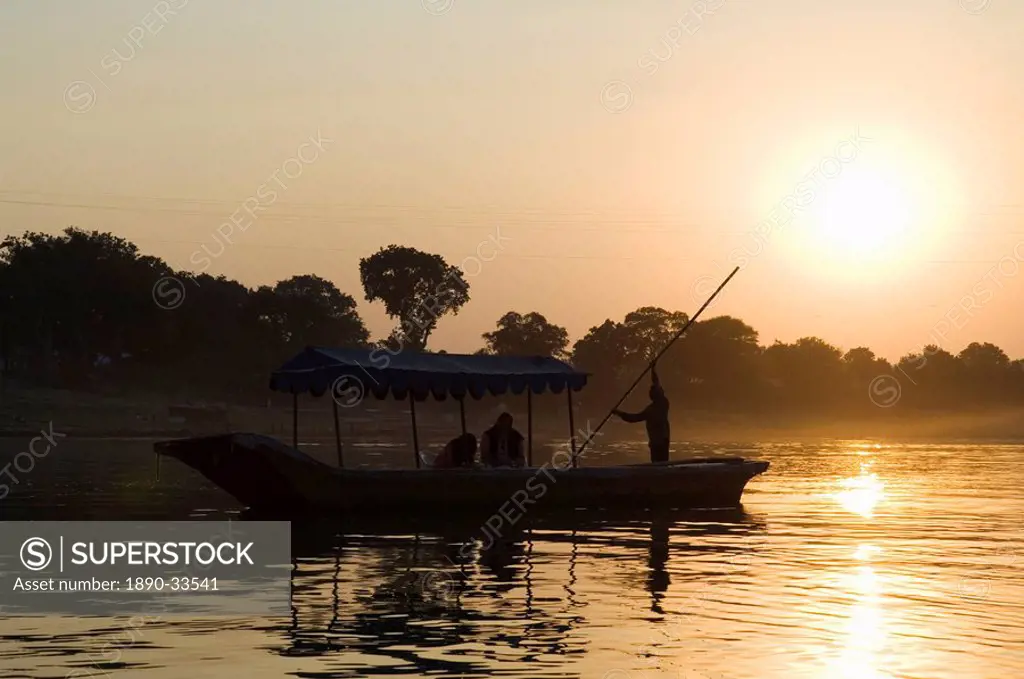 Sunset on the Narmada river, Maheshwar, Madhya Pradesh state, India, Asia