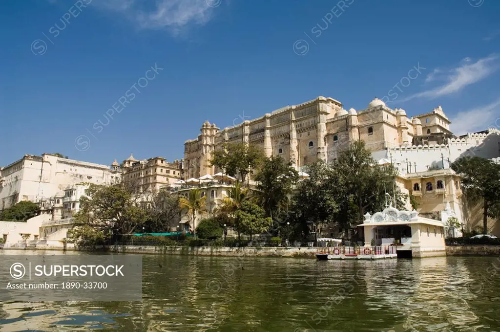 View of the City Palace and hotels from Lake Pichola, Udaipur, Rajasthan state, India, Asia
