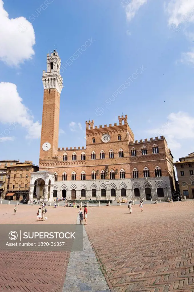 View of the Piazza del Campo and the Palazzo Pubblico with its amazing bell tower, Siena, UNESCO World Heritage Site, Tuscany, Italy, Europe