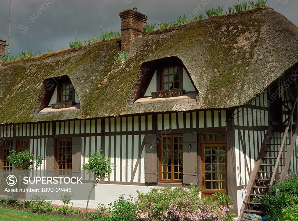 Exterior of a traditional timbered and thatched cottage in Vieux Port near Rouen in Haute Normandie Normandy, France, Europe