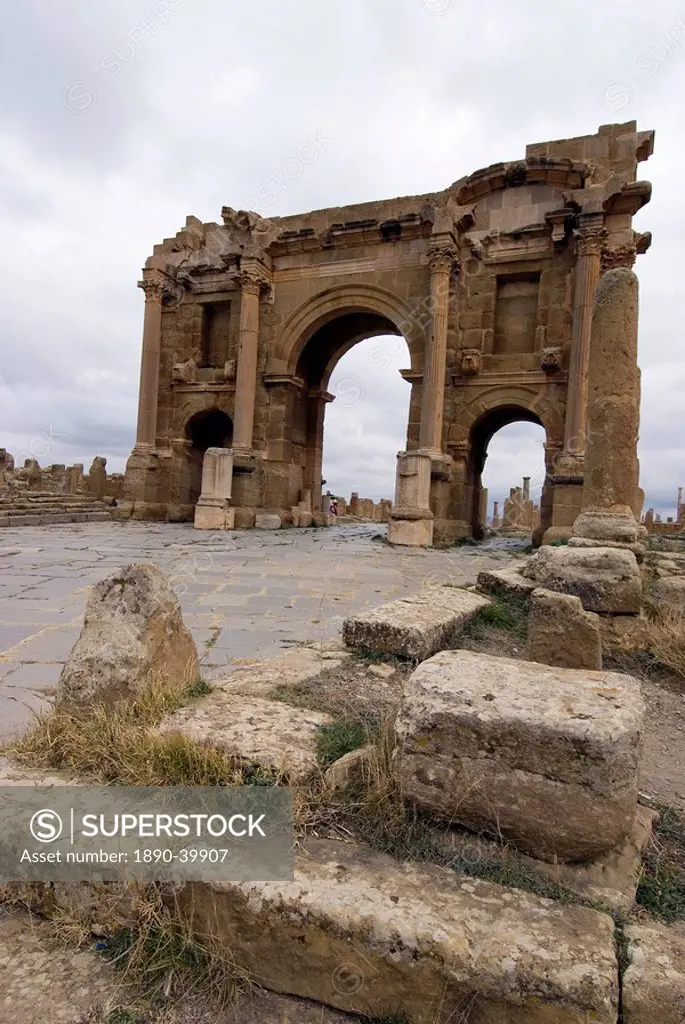 Arch of Trajan, Roman ruins, Timgad, UNESCO World Heritage Site, Algeria, North Africa, Africa