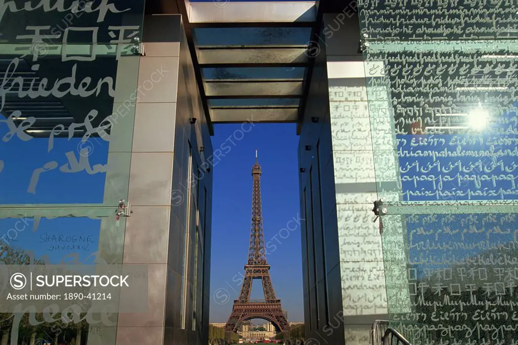 Le Mur pour la Paix Wall of Peace and the Eiffel Tower, Parc du Champ de Mar, Paris, France, Europe