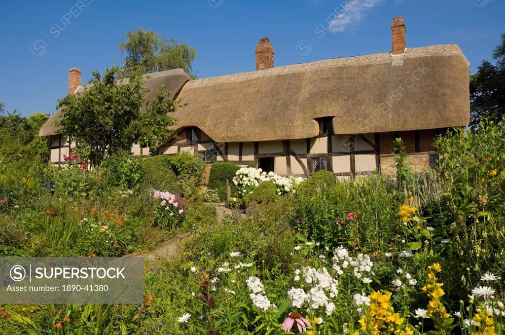 The cottage garden at Anne Hathaway´s thatched cottage, home of Shakespeare´s wife, Shottery near Stratford_upon_Avon, Warwickshire, England, United K...