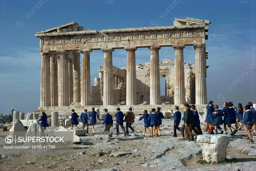 Greek schoolchildren before the Parthenon, on visit to The Acropolis, UNESCO World Heritage Site, Athens, Greece, Europe