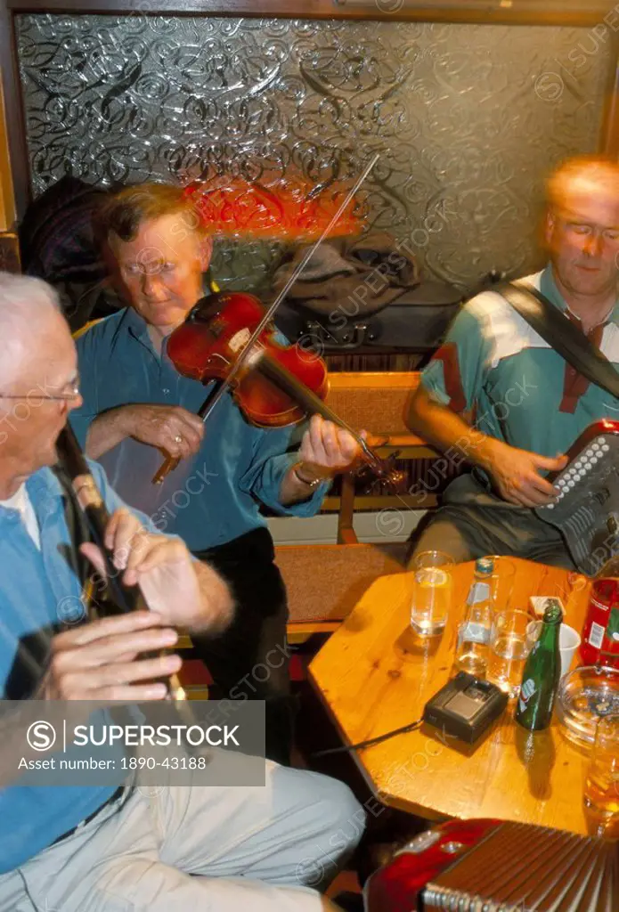 Musicians in the M.J. Hoban pub, Wesport, County Mayo, Connacht, Eire Ireland, Europe