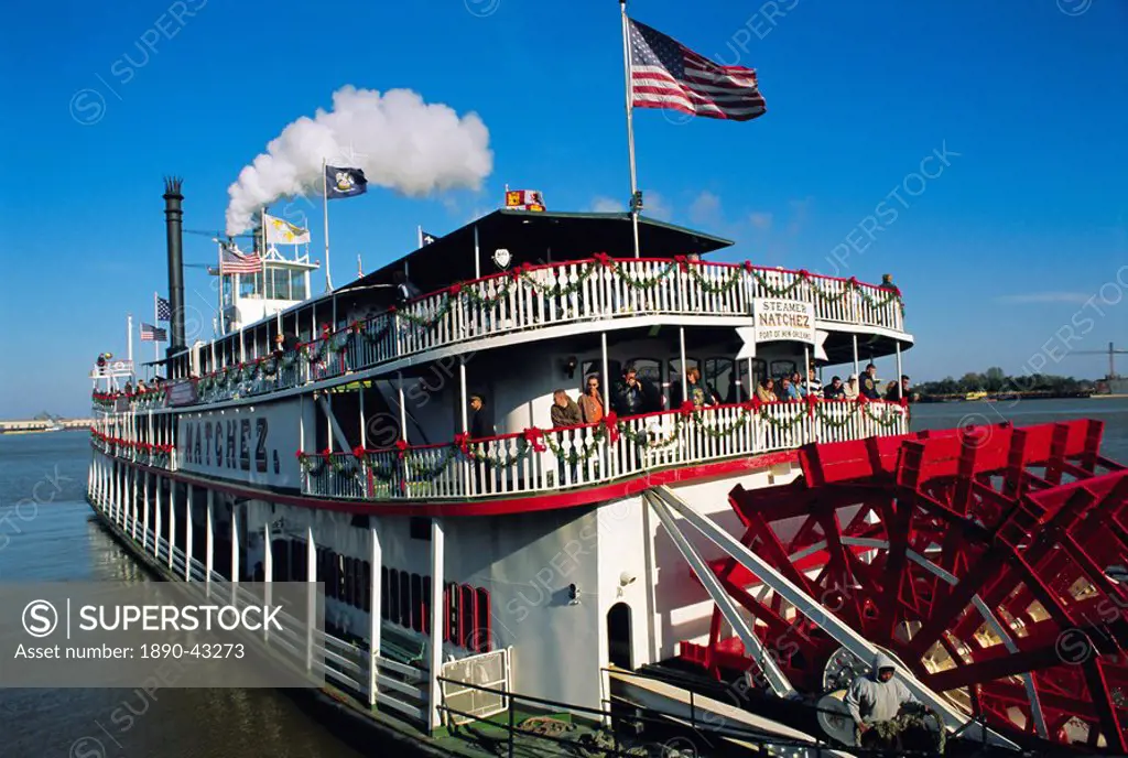 Paddle steamer ´Natchez´, on the edge of the Mississippi River in New Orleans, Louisiana, USA