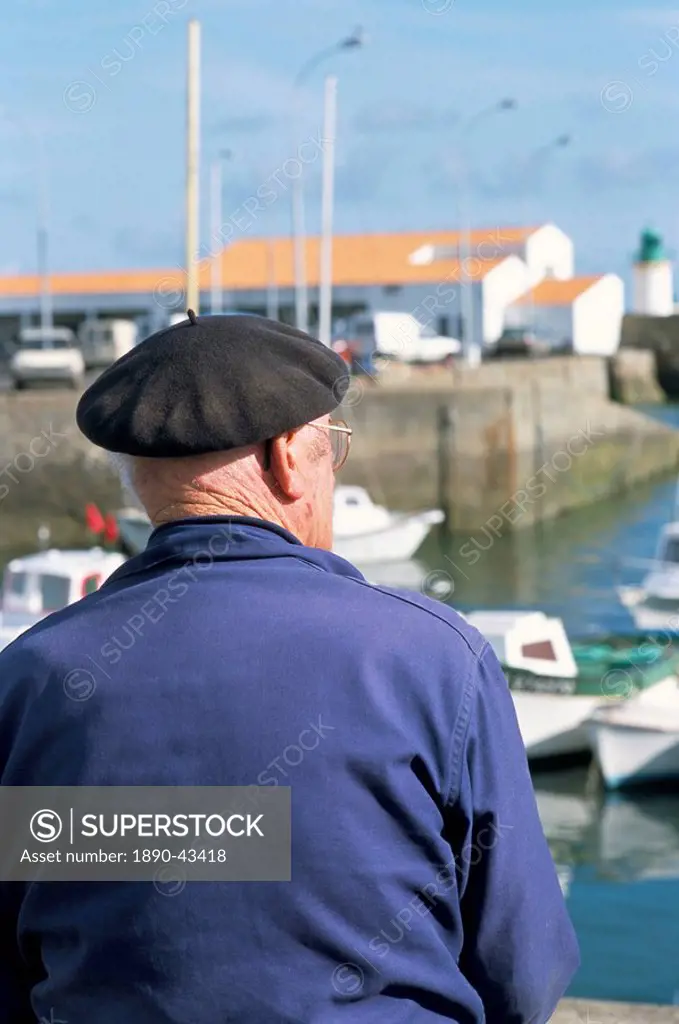 Man sitting on the quayside, Port Joinville Commune, Ile d´Yeu, Vendee, France, Europe
