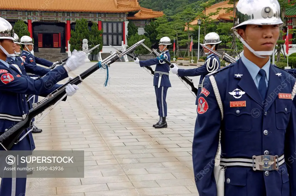 Honor guard at Martyrs´ Shrine, Taipei, Taiwan, Republic of China, Asia