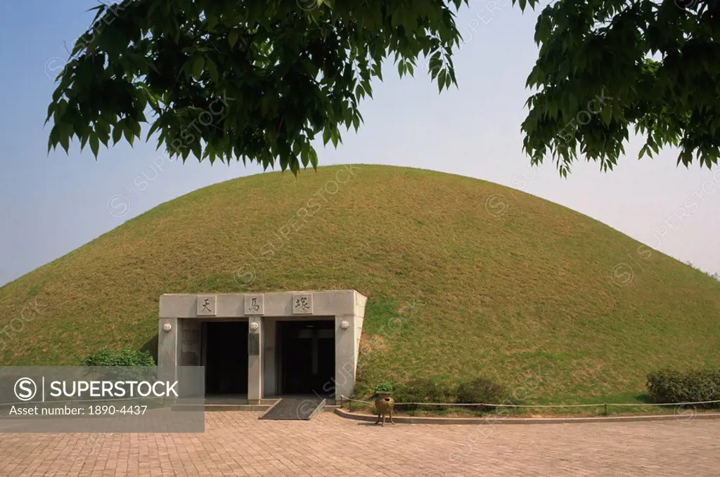 Heavenly Horse tomb, Tumuli Park, Kyongju, Korea, Asia