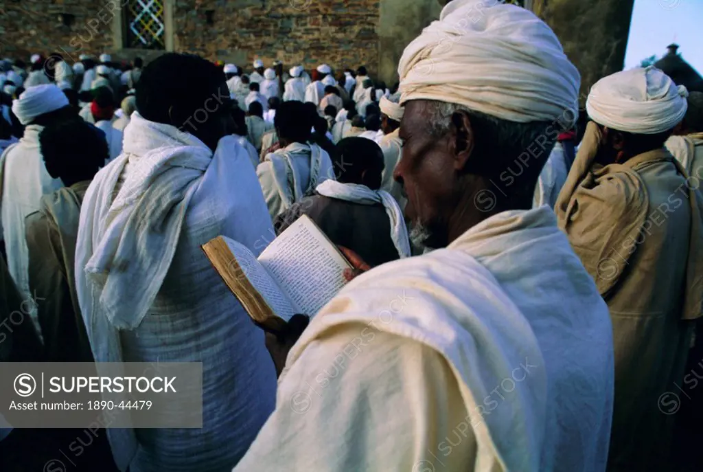 Christian pilgrims, Easter festival, Sainte Marie de Sion St. Mary of Zion, Axoum Axum Aksum, Tigre region, Ethiopia, Africa