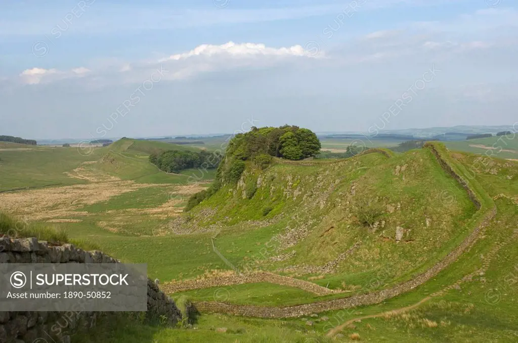 Cuddy Crags to east near Housesteads Fort, Hadrian´s Wall, UNESCO World Heritage Site, Northumberland, England, United Kingdom, Europe