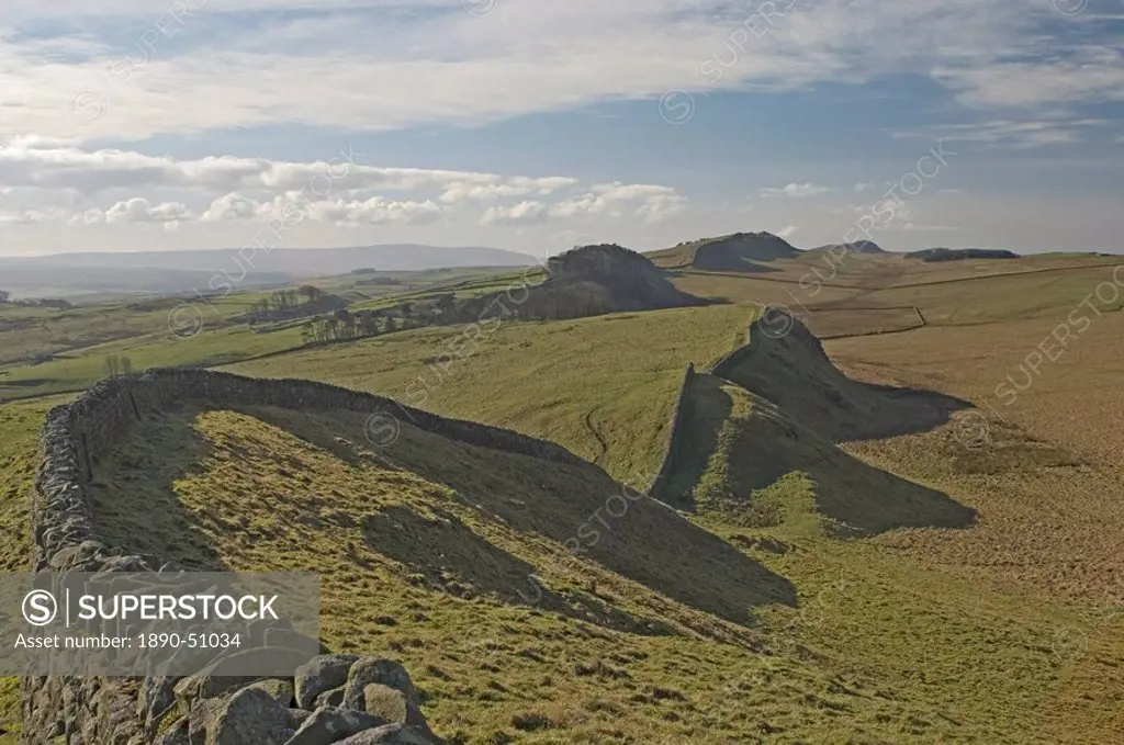 Looking west from Kings Hill to Housesteads fort and Crag, Cuddy and Hotbank Crags, Hadrians Wall, UNESCO World Heritage Site, Northumbria, England, U...