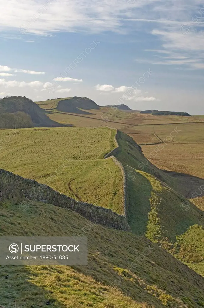 Looking west to Kings Hill, Housesteads Crag, Cuddy, Hotbank, and High Shields, Hadrians Wall, UNESCO World Heritage Site, Northumbria, England, Unite...