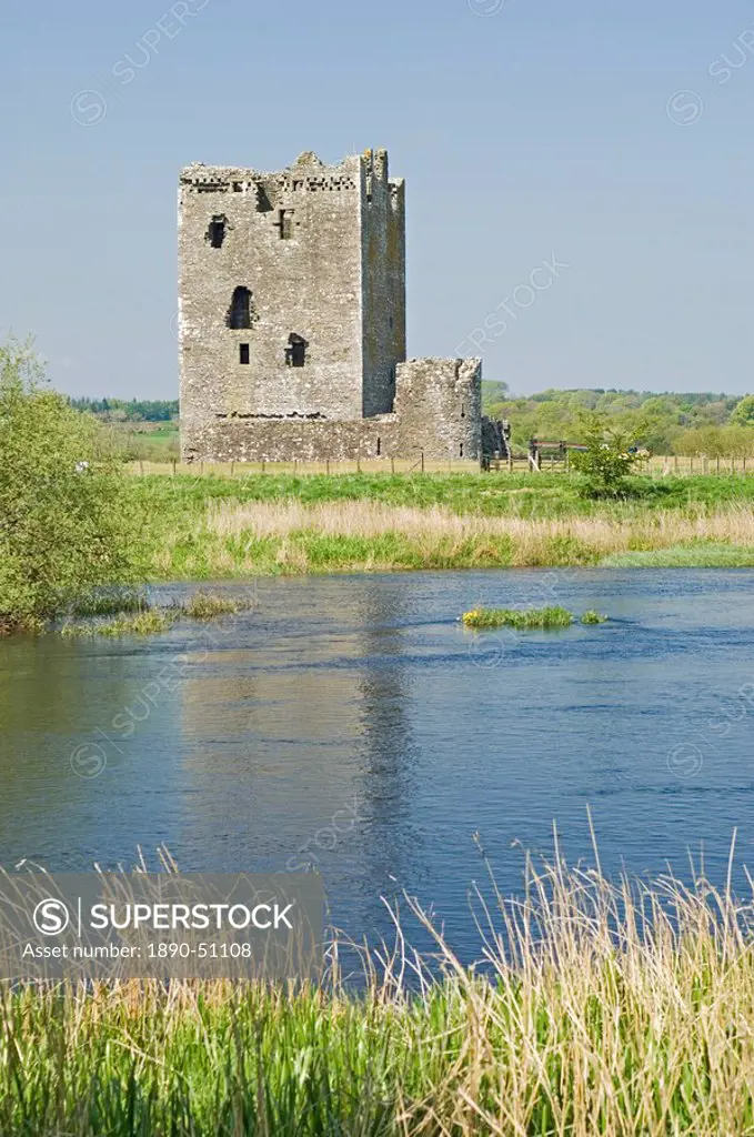 The 14th century Threave Castle, built by Archibald the Grimm, later stronghold of the Black Douglas, near Castle Douglas, Dumfries and Galloway, Scot...