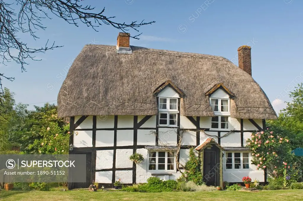 Original timber framed and thatched cottage, Hampshire, England, United Kingdom, Europe