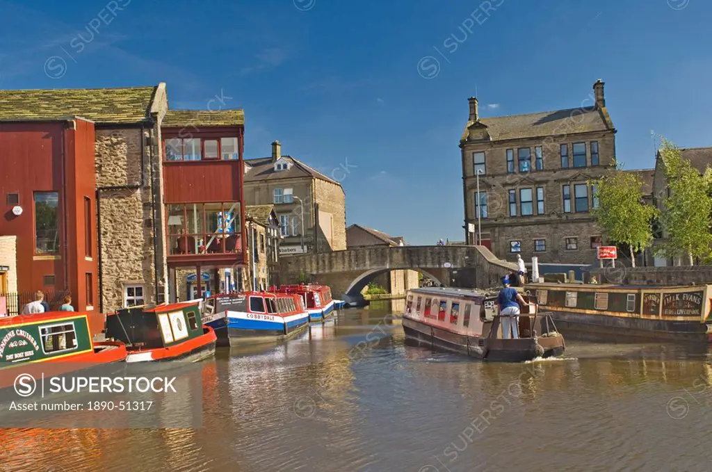Narrow boats on the Liverpool Leeds canal, in the basin at Skipton, Yorkshire Dales National Park, Yorkshire, England, United Kingdom, Europe