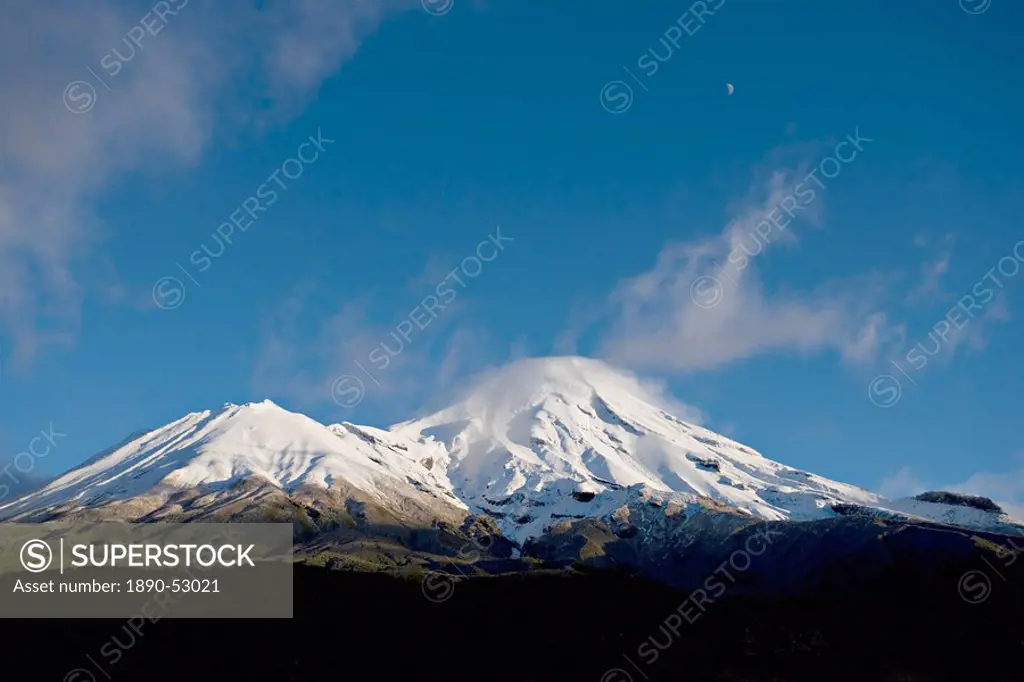 The dormant volcano Mount Egmont or Taranaki, Egmont National Park, Taranaki, North Island, New Zealand, Pacific