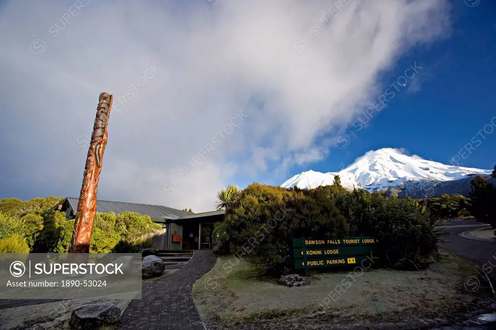 Dawson Falls visitor centre with Maori totem, below the dormant volcano Mount Egmont or Taranaki, Egmont National Park, Taranaki, North Island, New Ze...