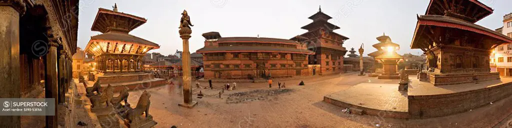 Durbar Square containing from the left, the Bishwanath Mandir, Garuda statue on stone column, Patan museum in the old Royal Palace, Degu Talle and the...