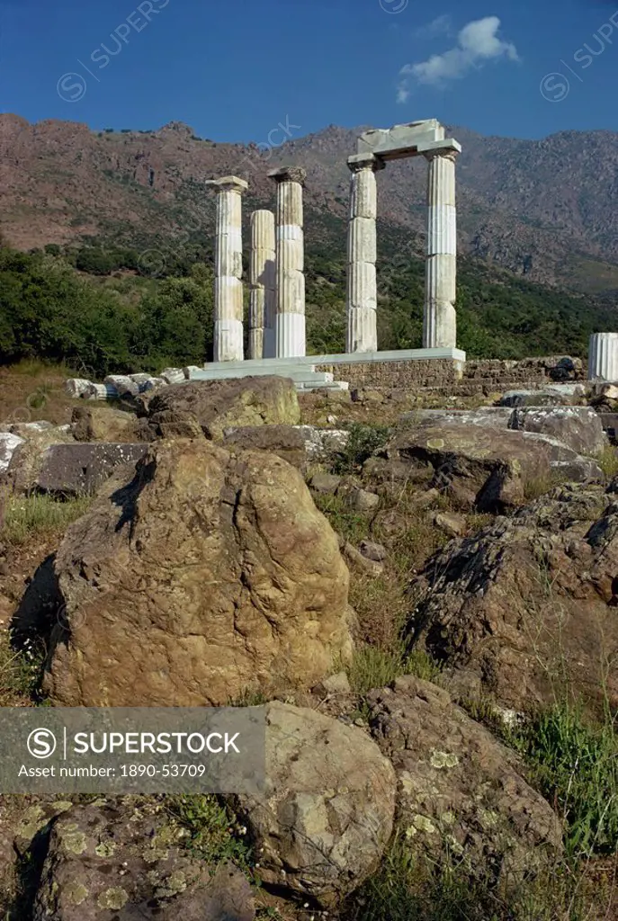 Remaining Doric columns, Samothrace, Ionian Islands, Greece, Europe
