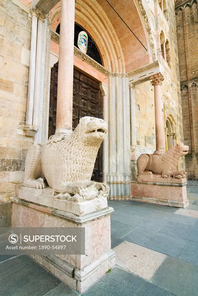 Duomo´s facade with two lion statues, Parma, Emilia Romagna, Italy, Europe