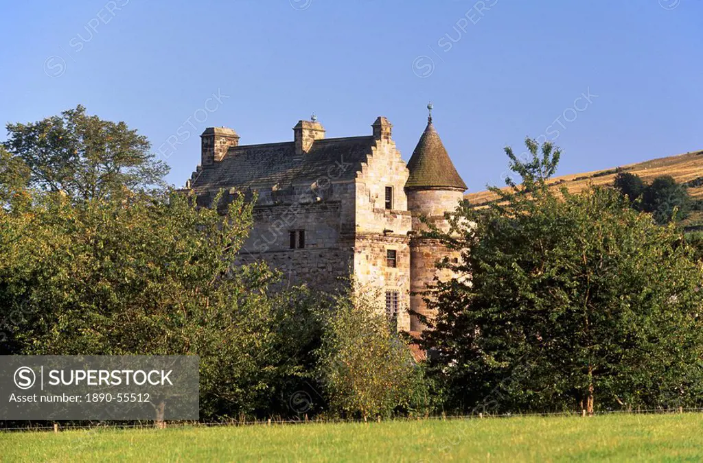 Falkland Palace built between 1501 and 1531 on an earlier foundation, where Mary Queen of Scots lived for a time, Falkland, Fife, Scotland, United Kin...