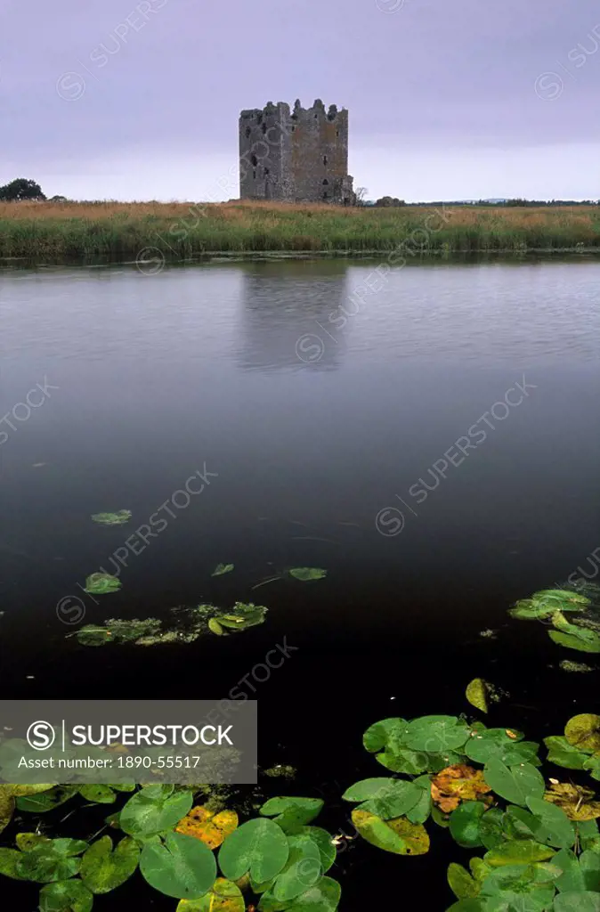 Threave Castle, fortress of the Douglas family dating from the 14th century, on an island of the Dee river, near Castle Douglas, Dumfries & Galloway, ...