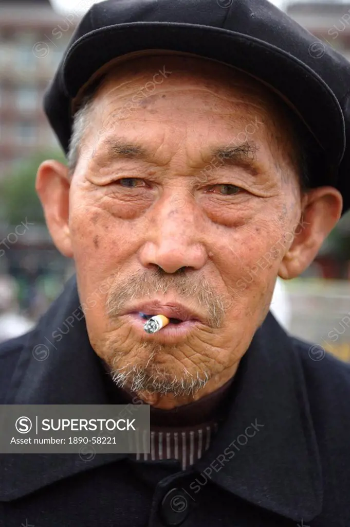 Elderly man smoking cigarette, Xi´an, China, Asia