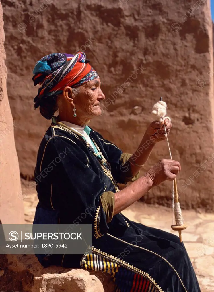 Old woman in traditional dress, demonstrates spinning wool by distaff, near Ouarzazate, Morocco, North Africa, Africa