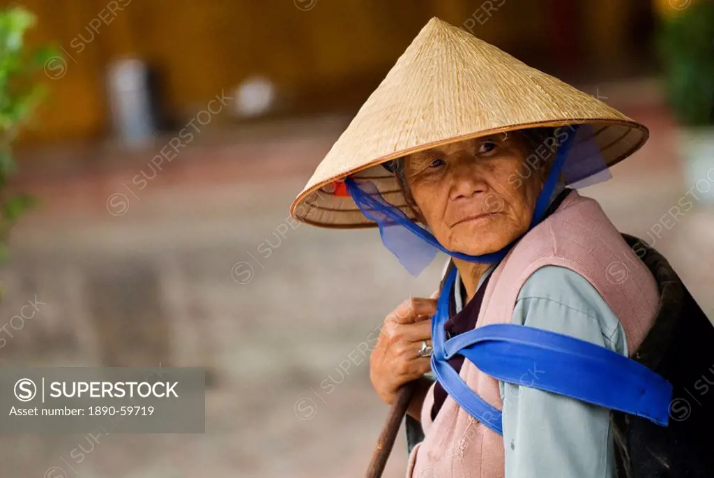 Naxi woman, Lijiang old town, UNESCO World Heritage Site, Yunnan, China, Asia