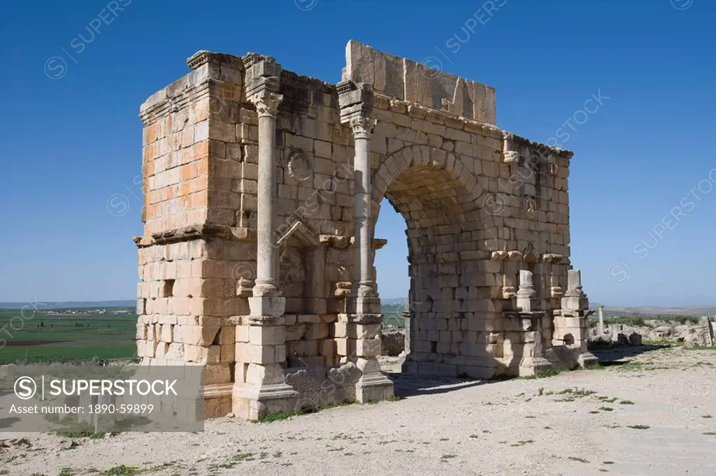 Triumphal Arch ruin, Volubilis, UNESCO World Heritage Site, Morocco, North Africa, Africa