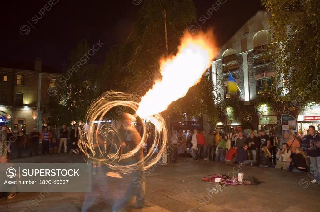 Street entertainers, fire eaters, Temple Bar, Dublin, Republic of Ireland, Europe