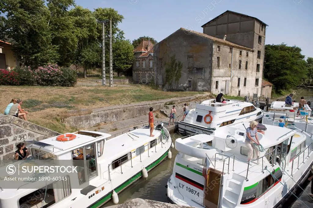 Crowded lock and towpath on the Canal du Midi, Trebes, Aude, Languedoc Roussillon, France, Europe