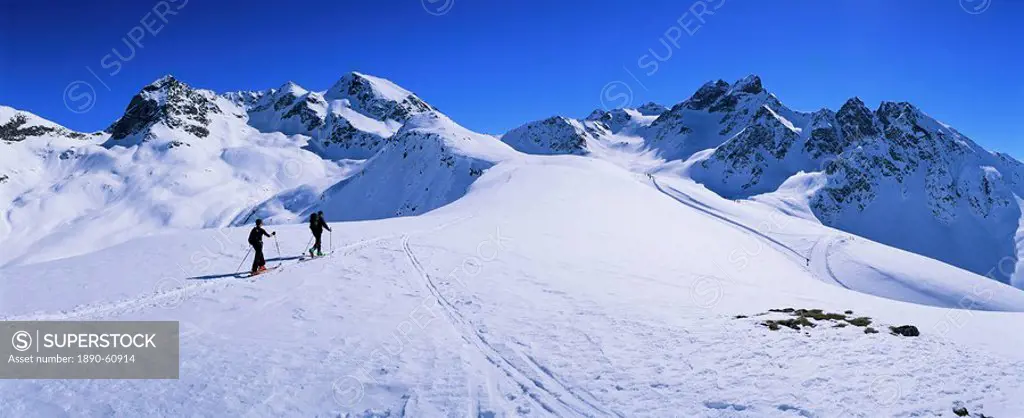 Alpine ski tourers start from Muottas Muragl at 2453m, with Philosopher´s Walk on right, Pontresina, Engadine, Switzerland, Europe