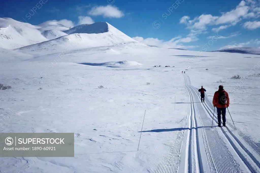 The track towards Peer Gynthytta, below Mount Smiubelgen, Rondane National Park, Norway, Scandinavia, Europe