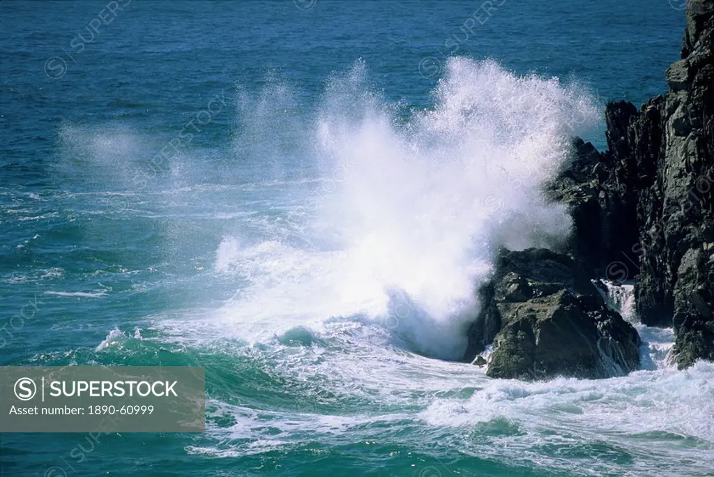 Surf crashing on the rocks at Cape Byron, most easterly point, named by Captain Cook after poet´s grandfather, New South Wales, Australia, Pacific