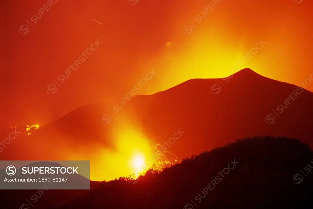 Eruptions at the Monti Calcarazzi fissure and the Piano del Lago cone on Mount Etna, that threatened tourist facilities and village in 2001, Sicily, I...