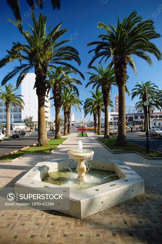 Water fountain and palm trees on the promenade on Boulevard Mohammed el Hansali, Casablanca, Morocco, North Africa, Africa