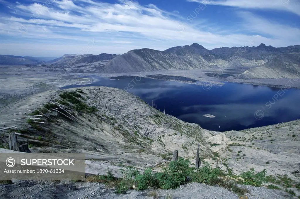 Spirit Lake in the landscape north of Mount St. Helens devastated by the 1980 eruption, Mount St. Helens National Volcanic Monument, Washington State,...