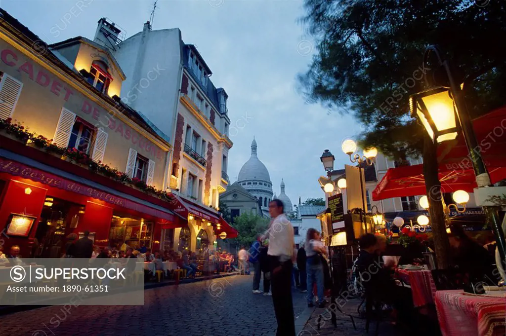 The Place du Tertre, popular with tourists for restaurants and pavement artists, with the dome of Sacre Coeur behind, Montmartre, Paris, France, Europ...