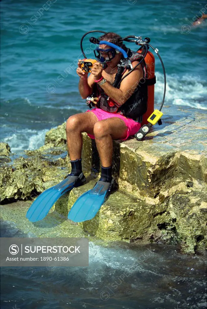 Man preparing to dive at Chankanaab Park, famous for its superb coral reef, on the island of Cozumel, off the Yucatan Peninsula, Mexico, North America