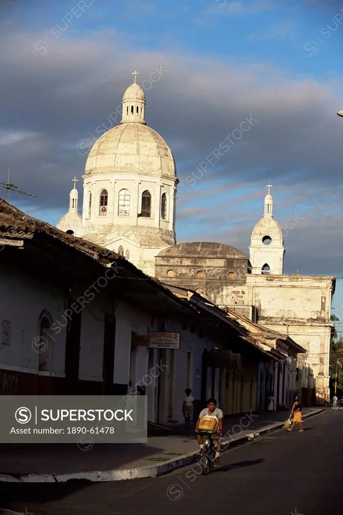 Avenida Calzada and the neo_classical cathedral, Granada, Nicaragua, Central America