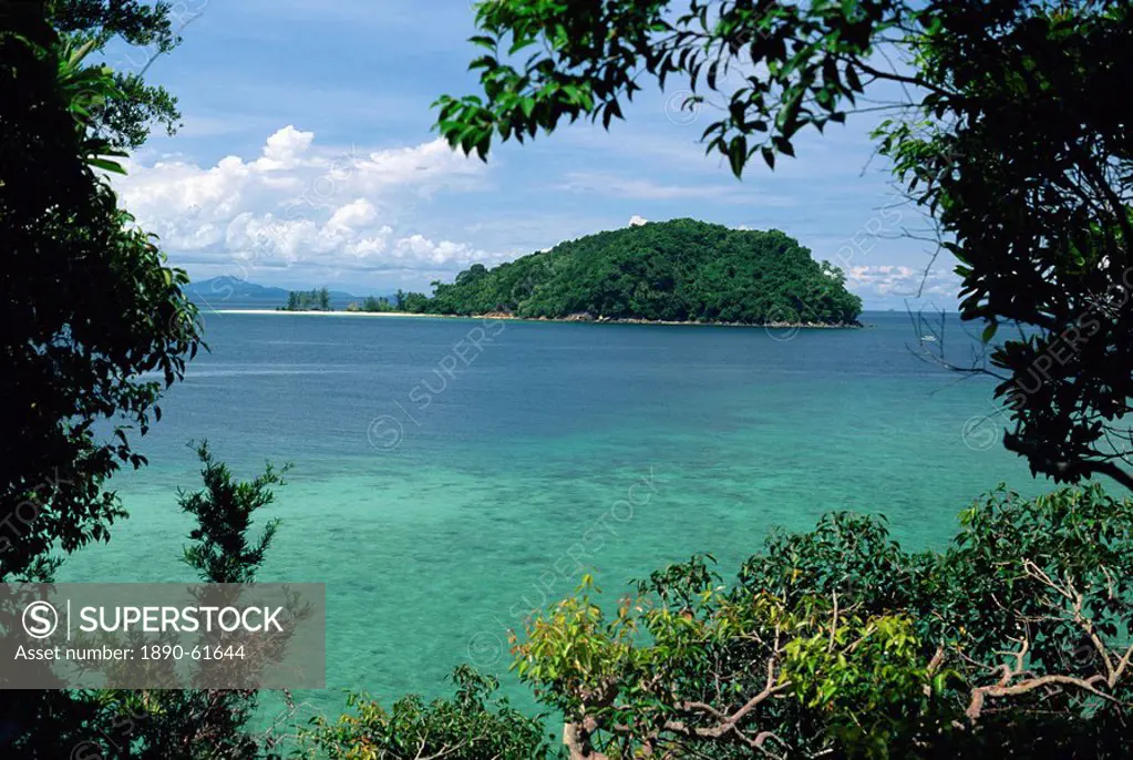 View from Pulau Manukan to Pulau Mamutik islands in Tunku Abdul Rahman Park, off Kota Kinabalu in Sabah, the north tip of Borneo, Malaysia, Southeast ...