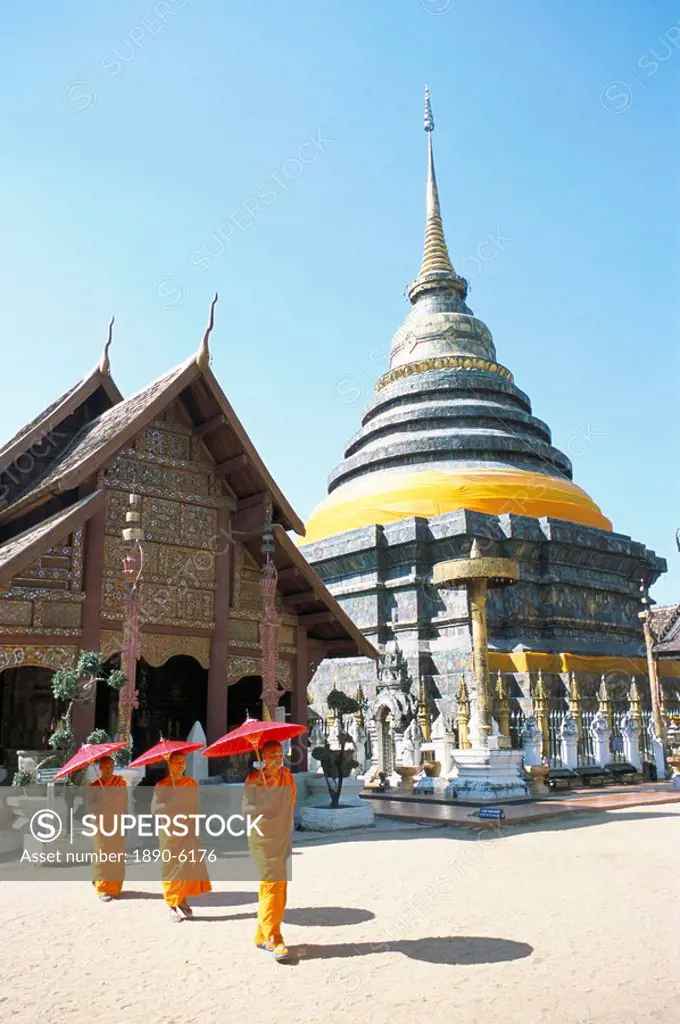 Novice monks and Wat Phra That Lampang Luang, a 15th_16th century Buddhist temple complex near Lampang, northern Thailand, Thailand, Southeast Asia, A...