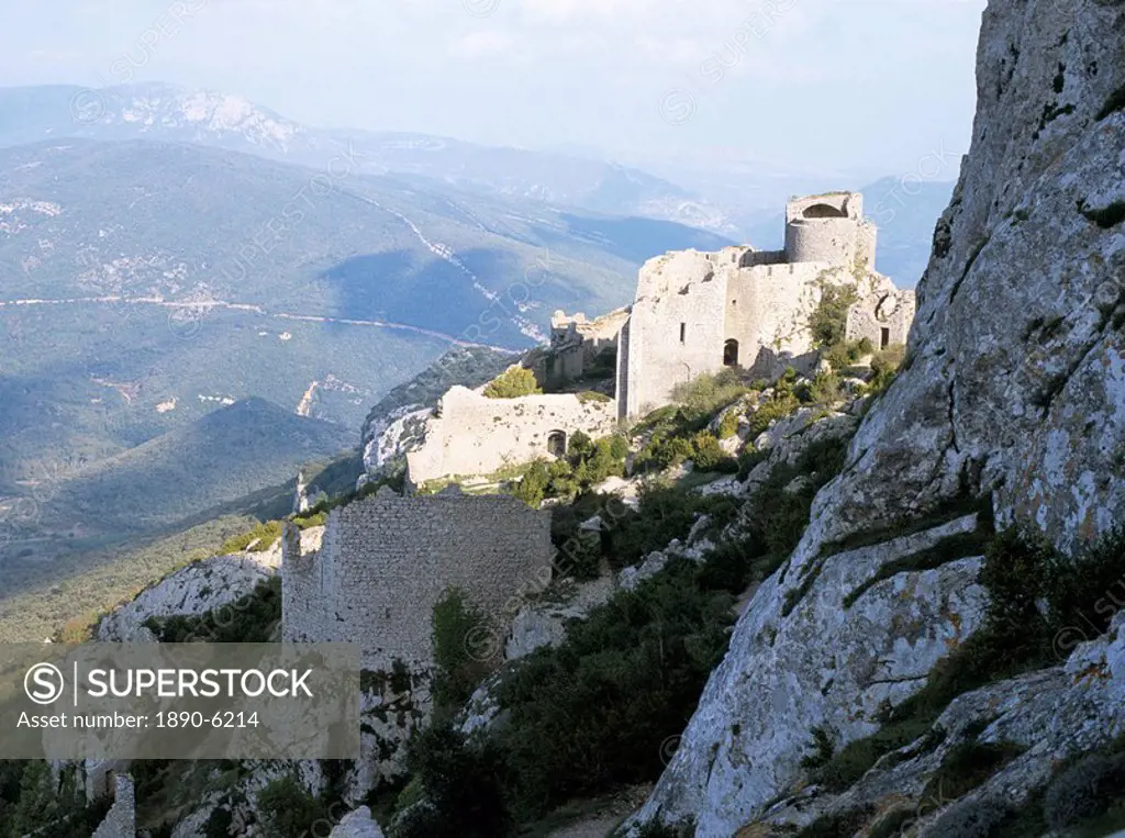 Cathar castle of Peyrepertuse, above Duilhac village, between Carcassonne and Perpignan, Languedoc_Roussillon, France, Europe
