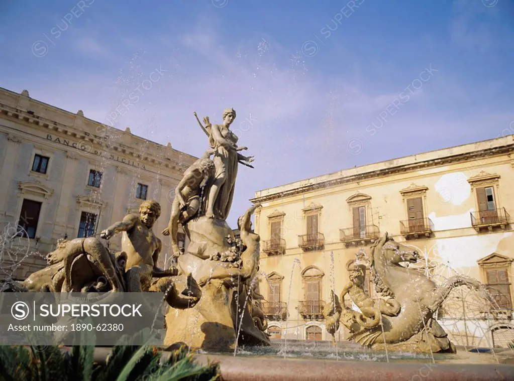 Statue of Artemis late 19th century by Giulio Moschetti, Piazza Archimede, Ortygia, Siracusa, Sicily, Italy