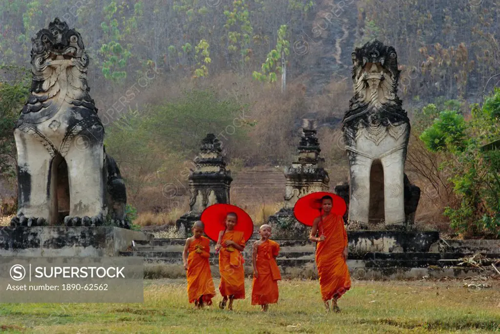 Novice Buddhist monks, Doi Kong Mu Temple, Mae Hong Son, northern Thailand, Asia