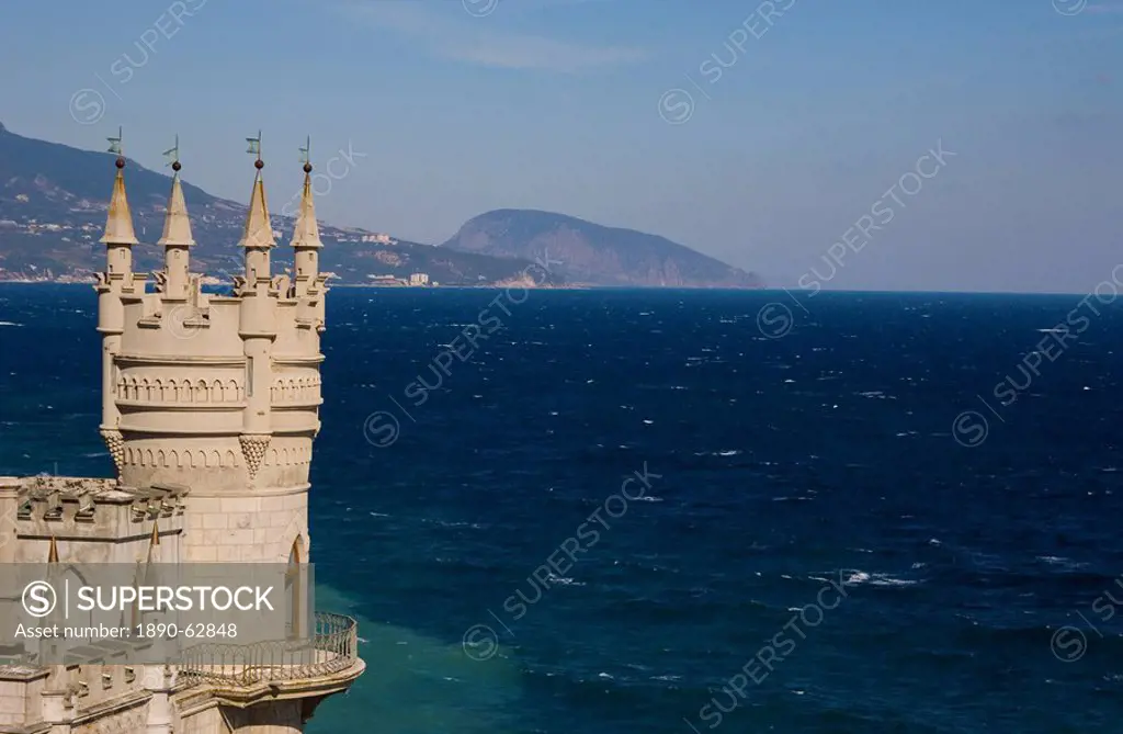 The Swallow´s Nest Castle perched on a cliff above the Black Sea, Yalta, Crimea, Ukraine, Europe