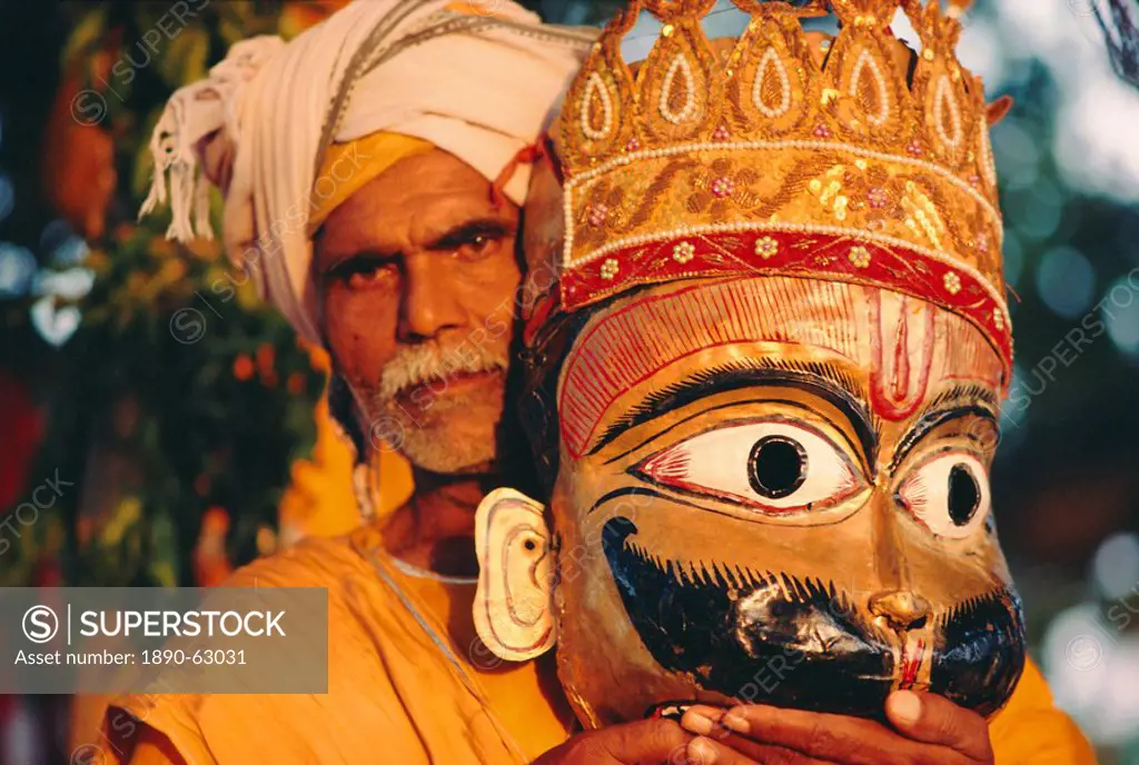 Actor and mask from the Ramlilla, the stage play of the Hindu Epic the Ramayana, Varanasi Benares, Uttar Pradesh State, India